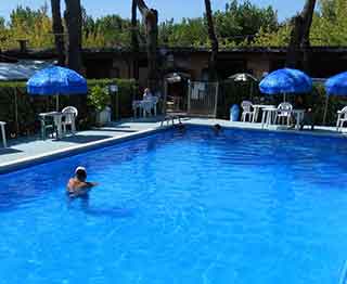 La Piscina di Lilly Moderno