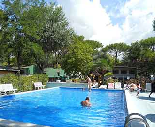 La Piscina di Lilly Moderno